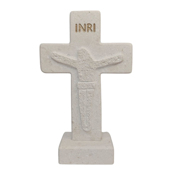 Kameni križ na postolju Isus